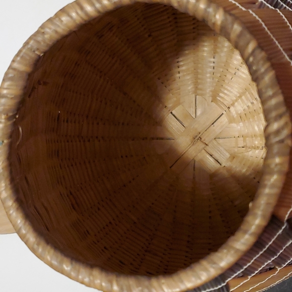 African Rwandan Tutsi Lidded Basket Hand Woven Basket with Geometric Design - Picture 4 of 11